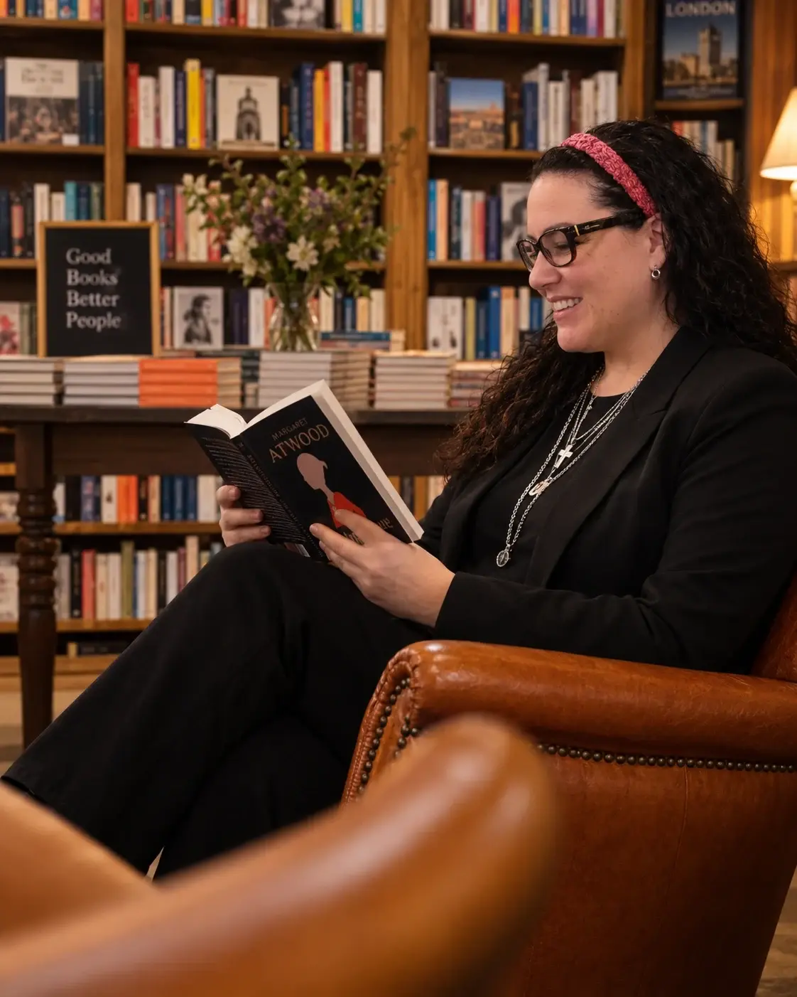 Thaty Vianna lendo em uma livraria
